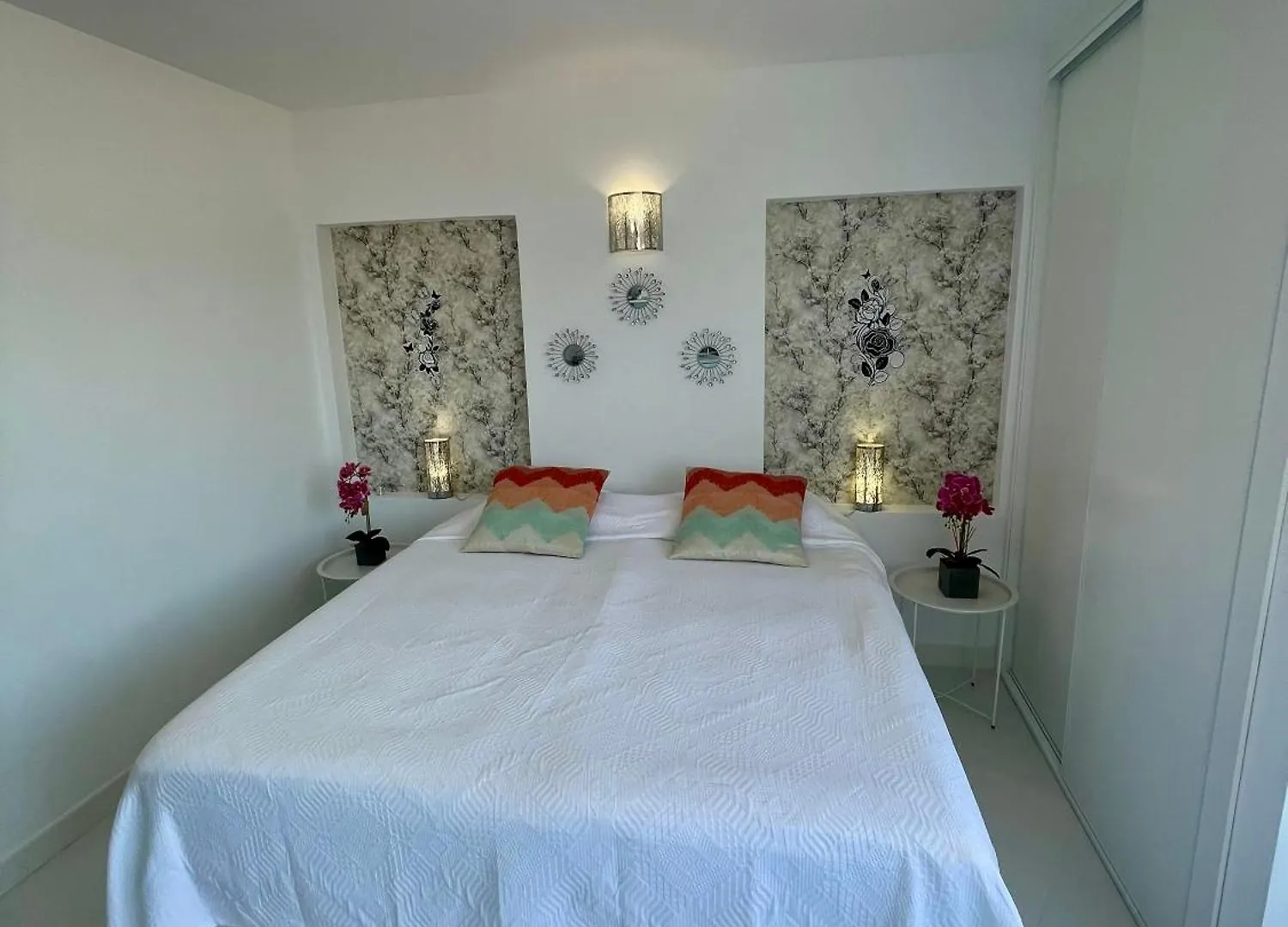 Sunny Beachside Retreat With Mountain And Sea Views Fuengirola Apartment